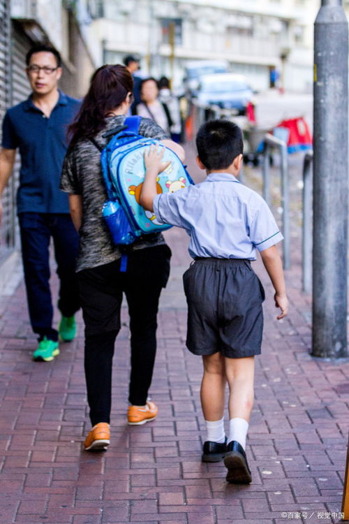 家长究竟有没有必要帮小学生背书包 替孩子背书包是溺爱吗 