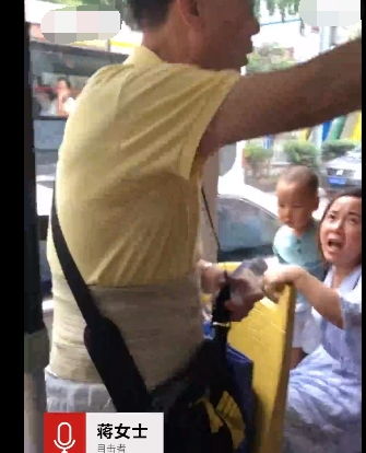 老人公交上抢小学生座位还有理了 后排抱着娃儿的大姐看不下去了
