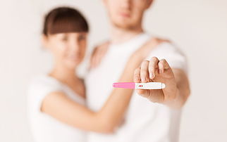 我老婆这个月没来月经，用避孕棒测试显示未孕，请问她有可能是怀孕了吗？