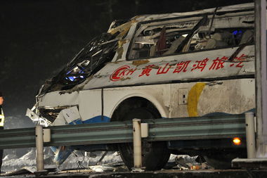 兰海高速大客车翻车造成16人死 