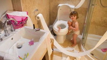 原创孕妇如厕玩手机，一不留神孩子就没了，特别在孕晚期