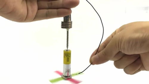 科学实验 磁铁和电池这样组合,可以做成简易电动机,真神奇 
