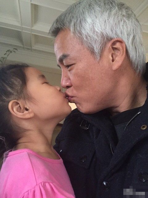 张庭晒老公和女儿甜蜜Kiss 亲了半个小时