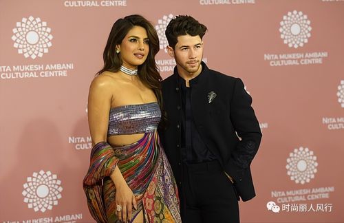 印度国宝级巨星带老公回孟买 甜蜜走红毯太耀眼,秀性感却太显壮