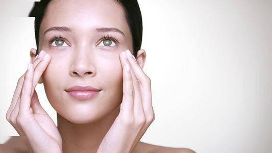 建议中年女人 保护眼部肌肤 去除眼袋的小方法