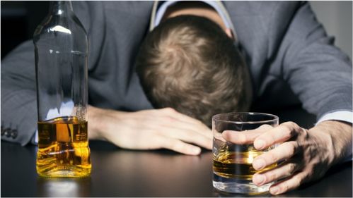 喝酒 断片 的危害有哪些 医生提醒 会提高患痴呆的风险 