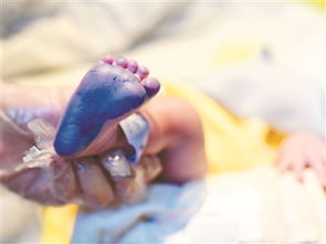 新年江苏多名猴宝宝降生 留下人生第一个脚印