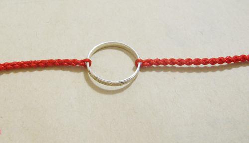 如何用红绳把戒指编织成手链 