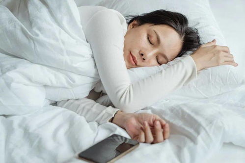 睡觉时总在凌晨3 4点醒来,一般暗示四大疾病,别忽视