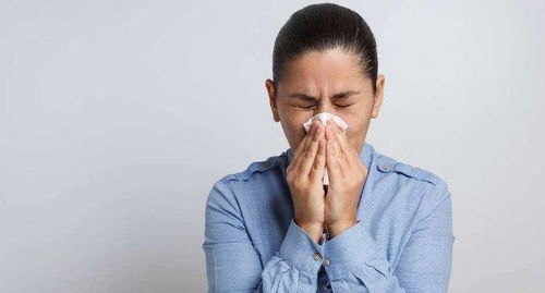 一到秋天就出现鼻炎,要分清与感冒区别,这2个危害,更需要重视