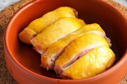广东人分享白切鸡的做法,皮脆肉嫩,色泽金黄,年夜饭必备美食