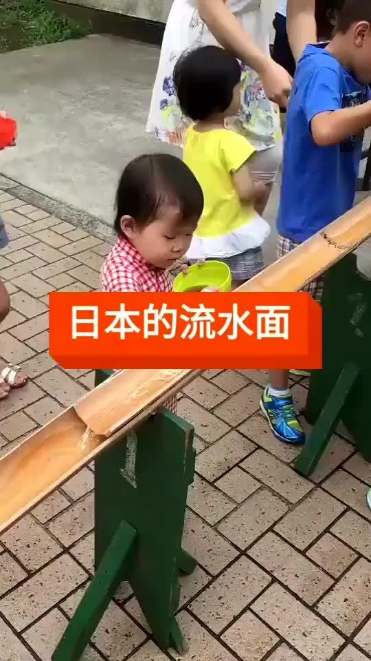 幼儿园的小朋友吃早餐都很听话 