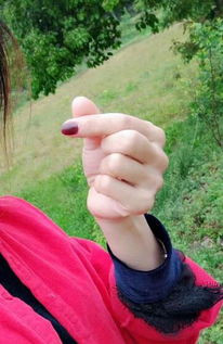 各位小伙伴,这个手指指势代表什么意思 如图所示 常看到女生在比 