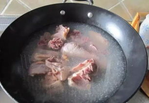 鸡肉焯水时,是冷水下锅还是热水 一直做错了,难怪鸡肉腥味重