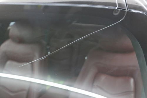 汽车前挡风玻璃被砸了一个小洞如图,不立即换的话会不会影响 