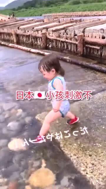 小孩掉水里了,妈妈鼓励他自己站起来,你觉得这么做对吗 