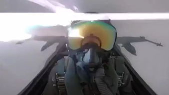 科威特大黄蜂战机飞行员运气不错 飞行中被雷电击中吓了一大跳
