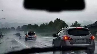 榆林最近暴雨来袭请注意交通安全 雨天路滑怎么安全出行确保安全 
