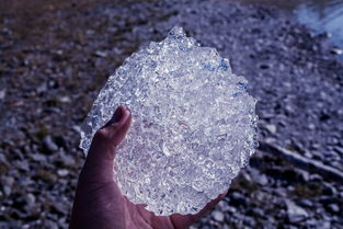 明亮 特写 寒冷 水晶 水晶透明 霜冻 冰冻 手 冰 岩石 雪 石头 石头 夏天 纹理 透明 水 潮湿 冬天 