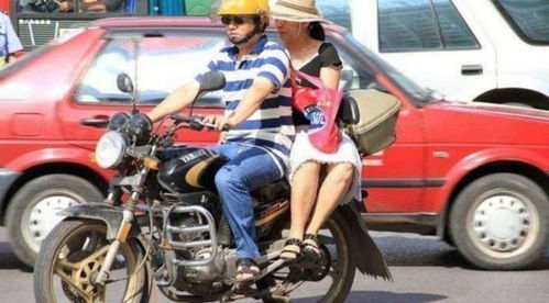 女性座摩托车为啥都喜欢 侧坐 道理无非这几点,或许女生才懂