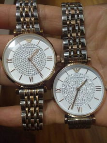 如何鉴别阿玛尼满天星手表真假 左边我闺蜜的,右边我的,手表链子,表盘里的品牌字母不一样 
