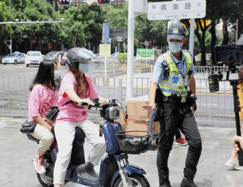 首张罚单开出 深圳不戴头盔整治首日,有69位骑手被处罚