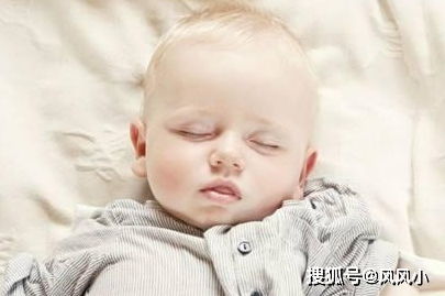 从睡姿看宝宝身体是否健康,爸妈早发现,孩子能少遭点罪