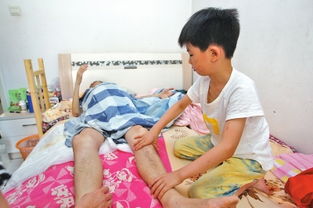 郑州一教师患癌卧床 7岁儿子帮爸爸按摩胳膊和双腿