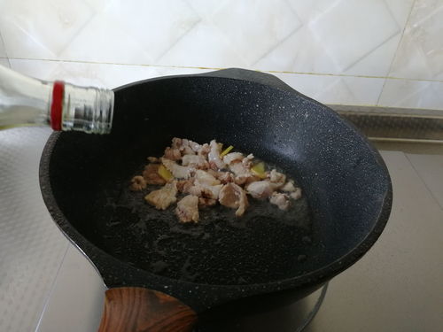 肉丝鲜菇炒青椒的做法窍门,青椒蘑菇炒肉片怎么做好吃呢？