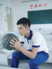 郑凯篮球小子写真干净明朗 网友 好想回到学生时光