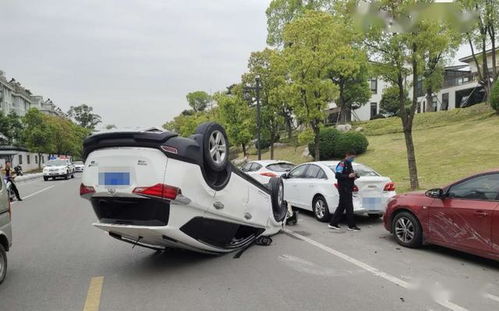 扬州一女司机边开车边干这事 结果连刮4车