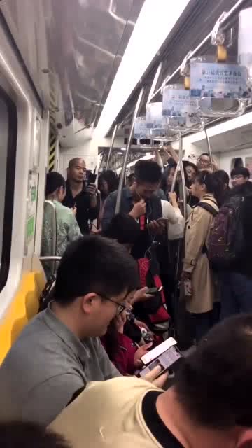 地铁上偶遇歌王 