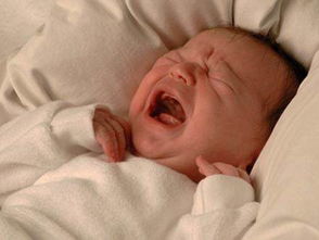 婴儿在睡梦中突然大哭是怎么回事