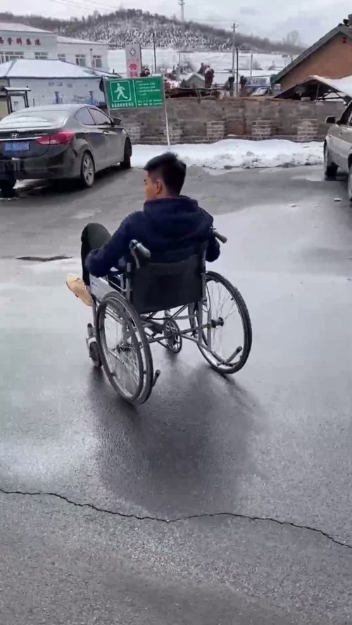 男子发明了一个自行轮椅,我很矛盾,腿脚好使的谁会用 