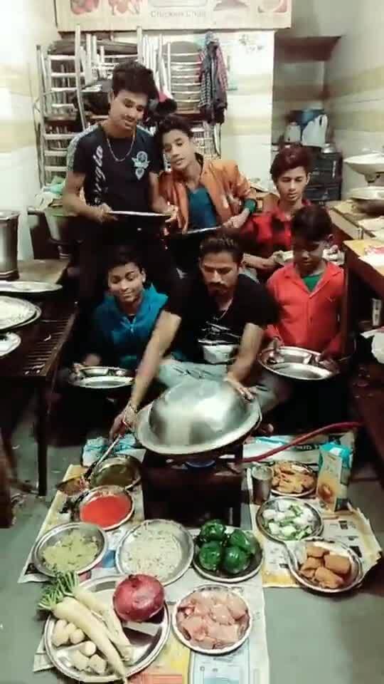 印度大叔带着6个弟弟一起做饭 