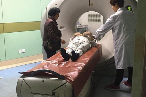 做CT怀疑是肺癌，医生说还要做血检是正确吗
