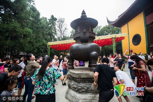 杭州大批游客在灵隐寺扔钱 外国人也跟风 