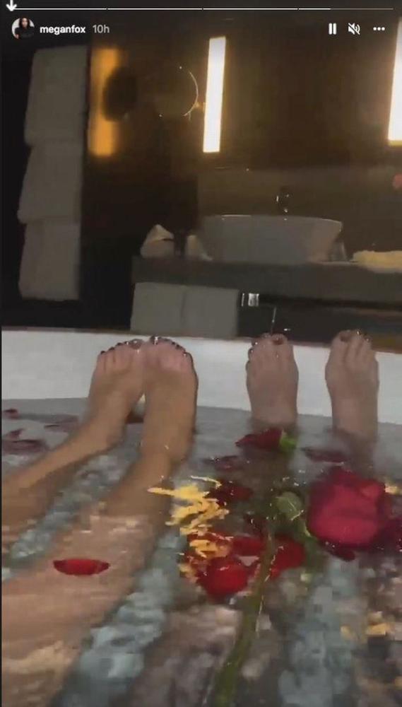 35岁梅根福克斯与31岁未婚夫共洗鸳鸯浴,水上铺满玫瑰花瓣好浪漫