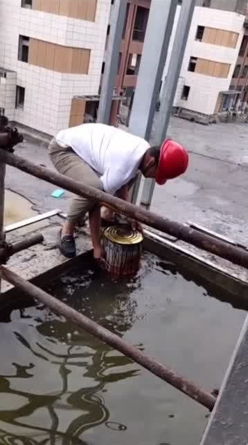 天天下雨,坑里总是积水,又有的玩了,别人半天的活,我不用一分钟搞定 