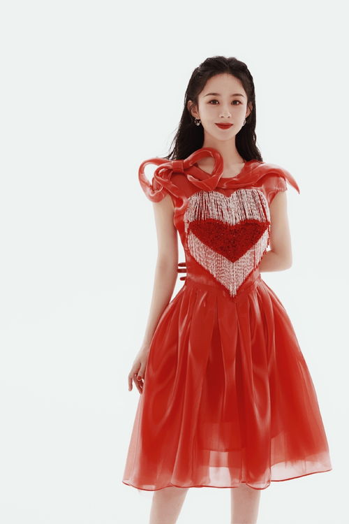 组图 赵丽颖春晚舞台造型释出 着红色爱心纱裙元气满满 