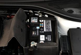 奥迪Q7汽车蓄电池在哪个位置 