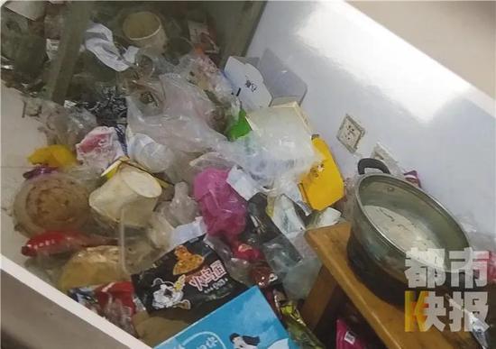 西安女子租房一年堆满垃圾 房东 垃圾装满100多袋