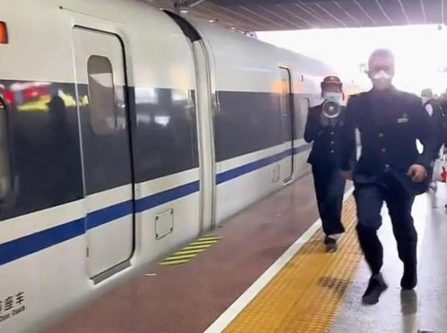 深圳北站一男子下高铁吸烟,高铁关门发车,男子急得啪啪拍车门