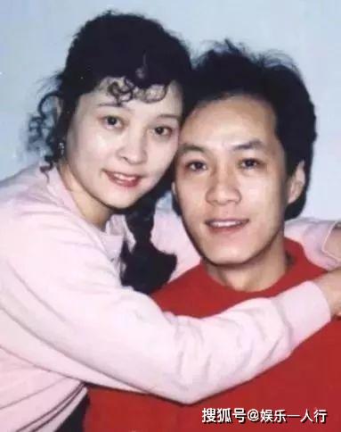 二婚嫁小8岁的男星,结婚26年无子女,现在65岁却像30岁