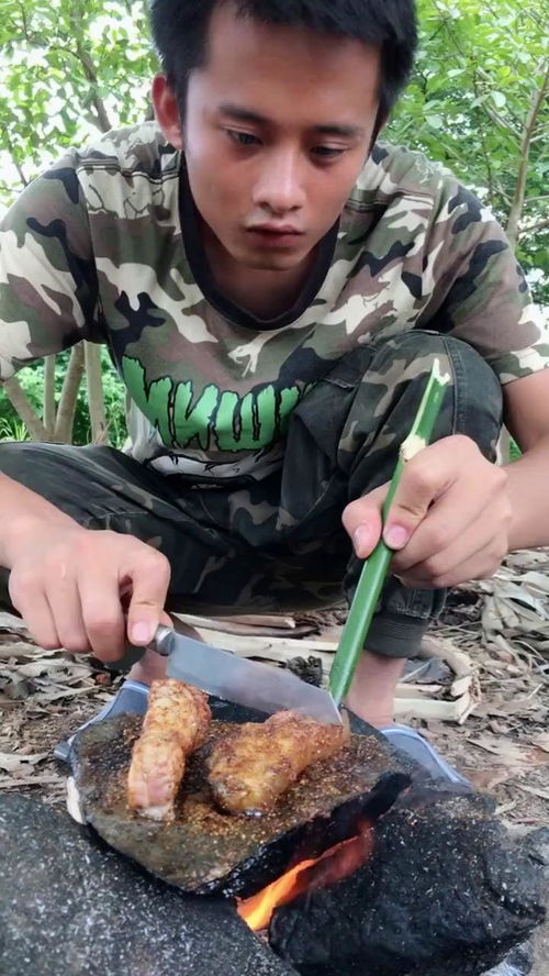 帅哥在野外生火做饭吃,很香哦 