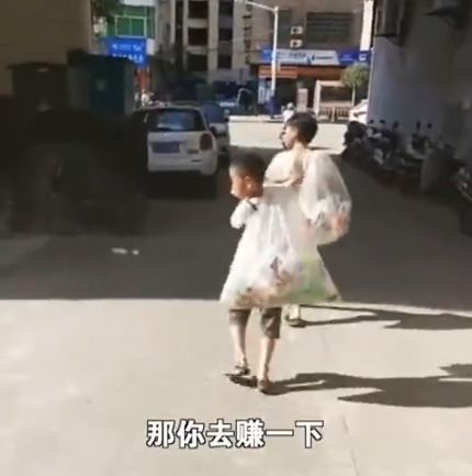 妈妈离家爸爸瘫痪8岁孩子捡垃圾的剧名?