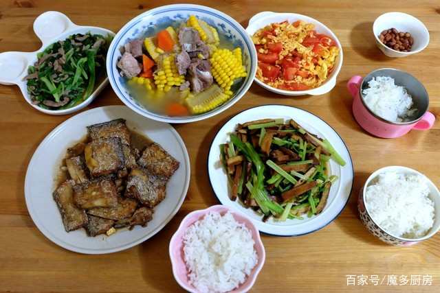 一百块钱在餐馆能点什么菜 在家做四菜一汤,有鱼有肉都花不完