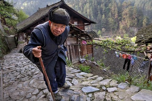 故事 小伙走进山洞遇见一男子,男子低头瞧瞧身上 把我外衣除下