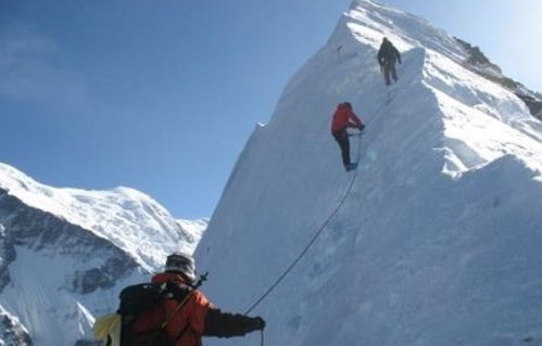 爬珠穆朗玛峰时,为何不能去扶摔倒的人 驴友 这是为 保命