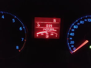 我的宝来行车电脑不显示燃油剩余里程只有个时间,之前还显示的,还有左上方的扇形图还标个2是什么意思 